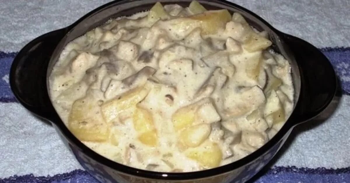 Сморчки в сметанном соусе. Картофель с грибами и в сметане. Куриное филе с грибами в сметанном соусе на сковороде. Грибы сливки в мультиварке. Филе курицы с шампиньонами с грибами.