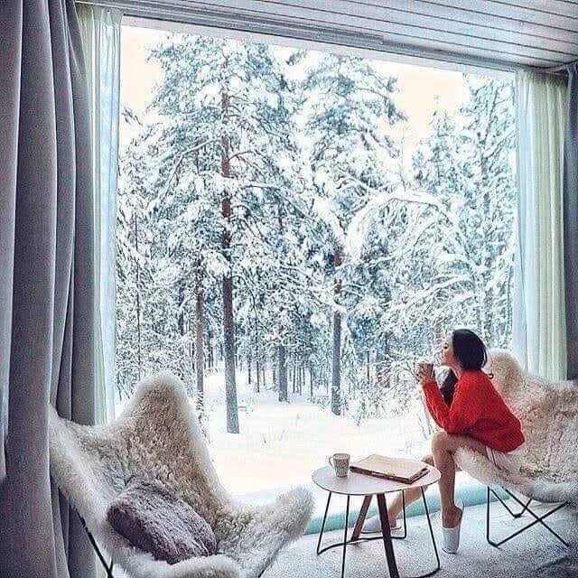Зимнее окно. Снег за окном. Окно с зимним пейзажем. Окно зимой.