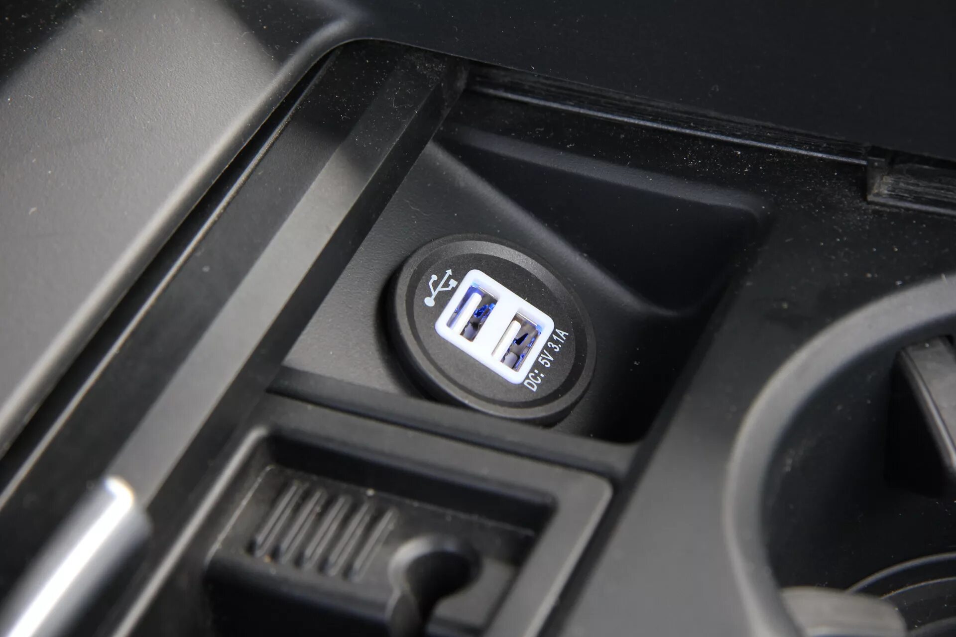 Розетка USB 12v для задних пассажиров Suzuki Grand Vitara - Suzuki Grand Vitara 