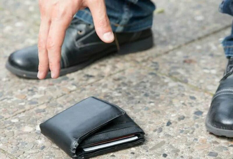 Найти деньги на улице примета. Найденные вещи. Утерян портмоне. Терять кошелек. Найден кошелек.
