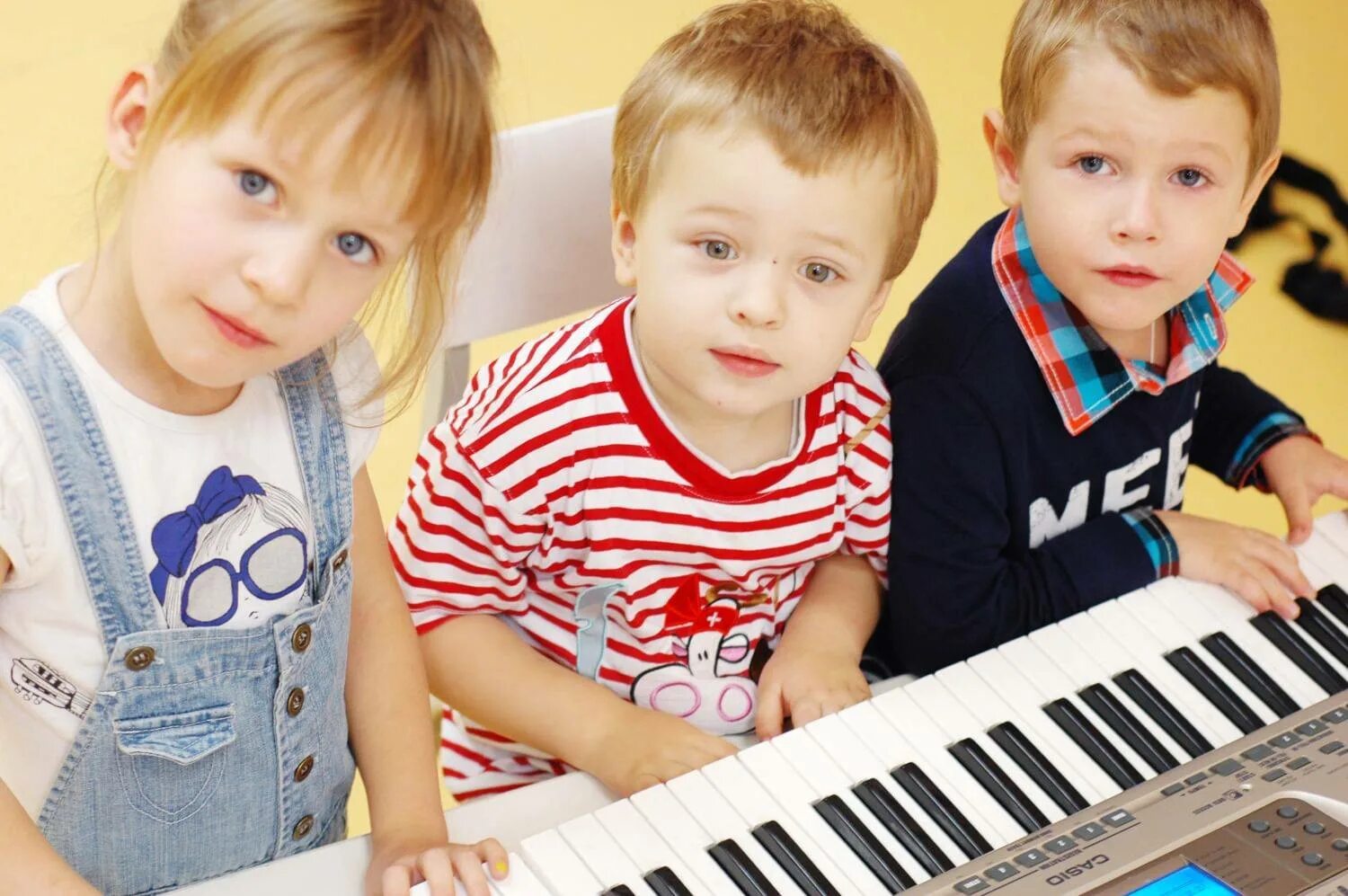 Дети в детском саду. Музыкальное занятие в садике. Музыкальные занятия для малышей. Дети дошкольники.