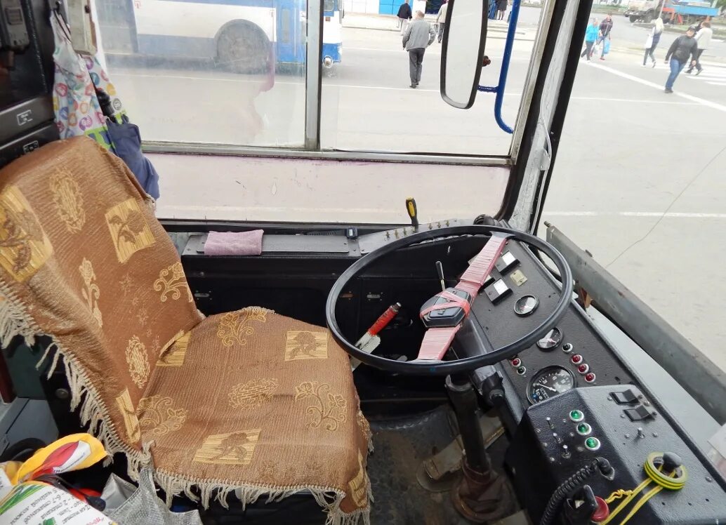 Зиу-682 кабина. Троллейбус место водителя. Вмз авангард кабина. Троллейбус место водителя. Кабина водителя троллейбуса.