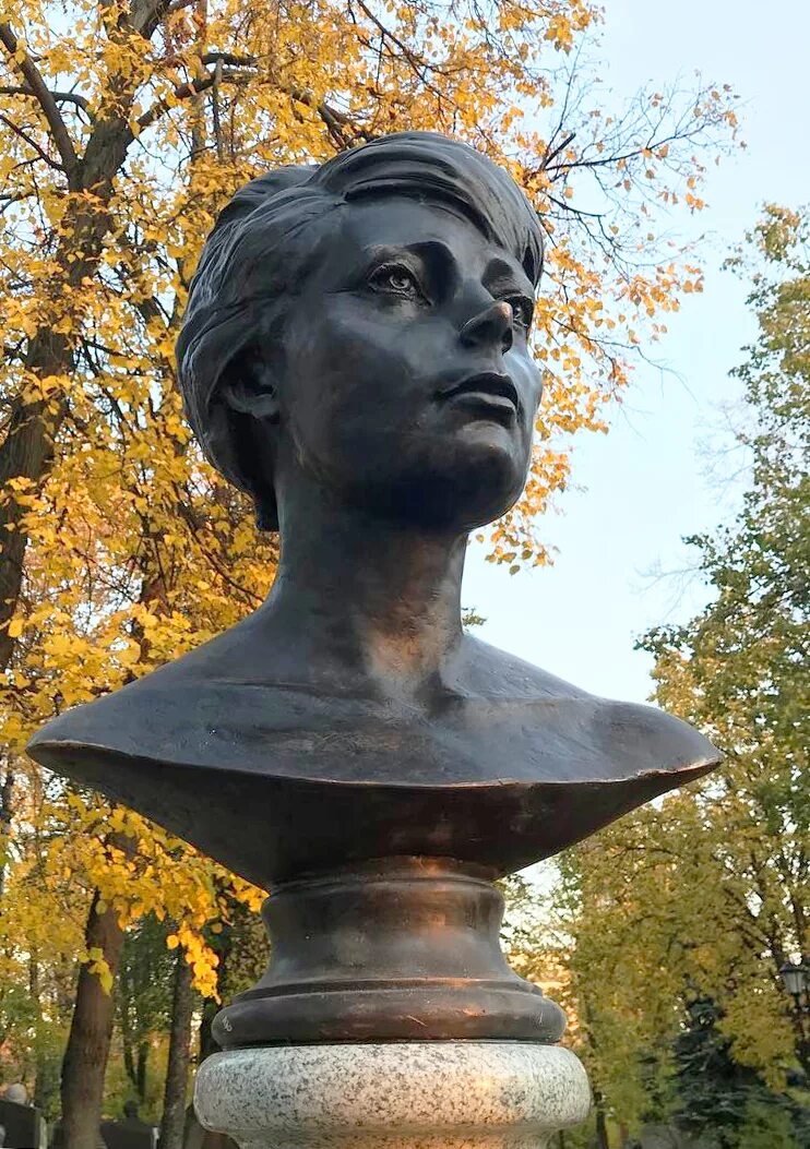 Памятники самойловой 16. Могила самойловой на новодевичьем кладбище. Памятники самойловой 16. Памятник татьяне самойловой. Могила татьяны самойловой.