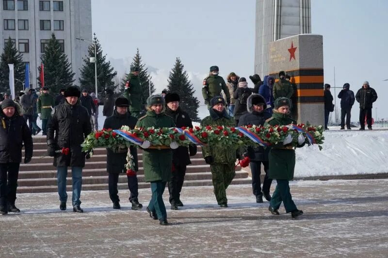 Возложение цветов в день защитника Отечества. День защитников Отечества возлагают цветы. Возложение цветов 23 февраля. Возложение цветов к Вечному огню 23 февраля. С днем защитника отечества губернатор