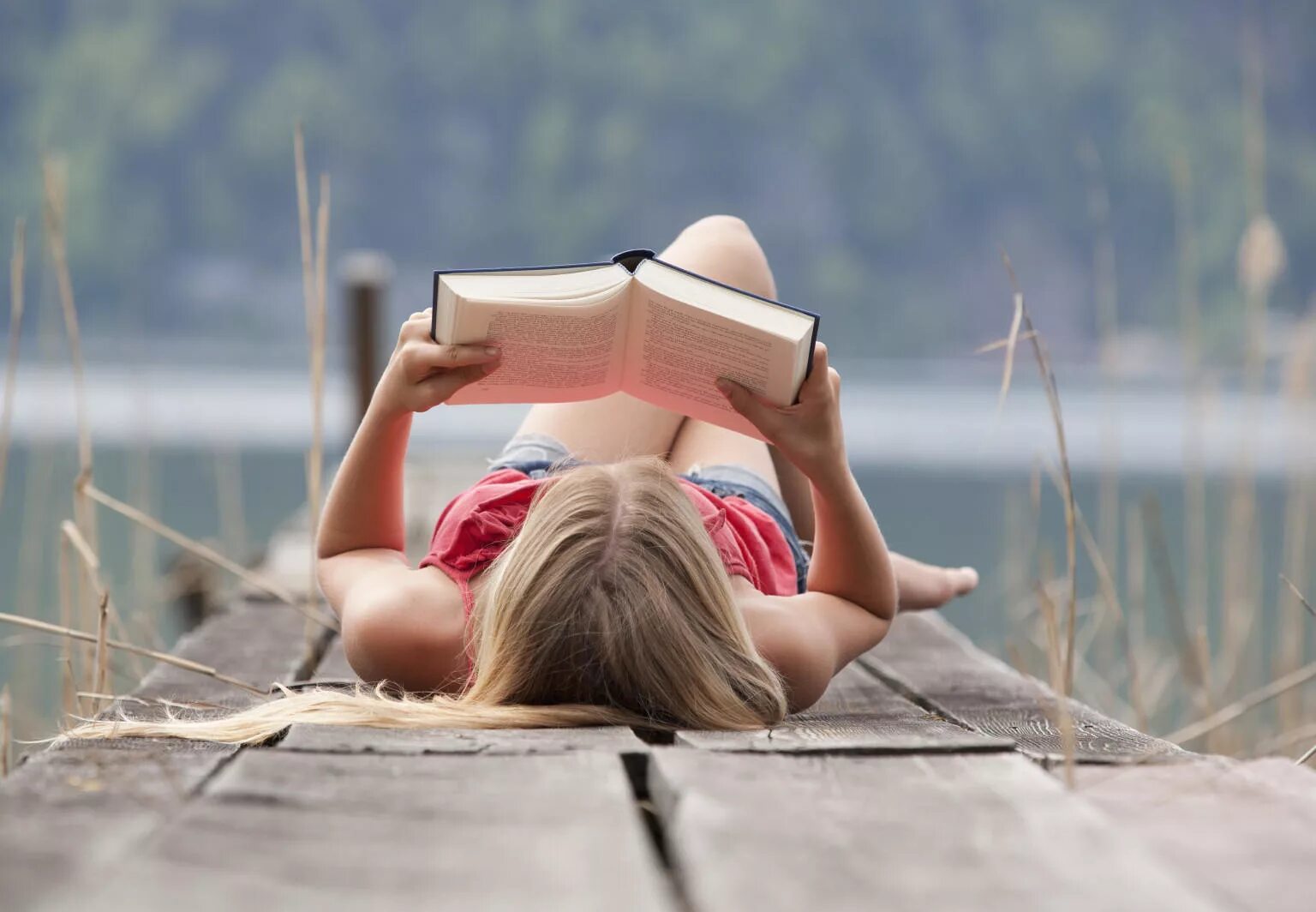 Мне было в удовольствие. Девушка лежит с книгой. блондинка с книжкой. чтение в удовольствие. чтение на лето.