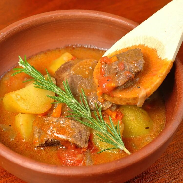 Язык с овощами в соусе. Тушить язык. Говяжий язык с овощами. Язык свиной тушеный. Язык говяжий тушеный.