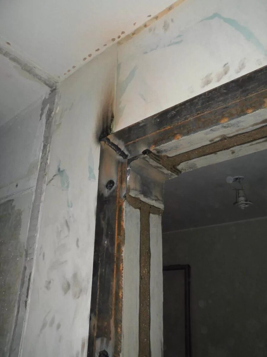 Дверной проем в панельном доме. Увеличение высоты дверного проема. Уголок металлический 100х100 усиление проема. Проем в стене. Проём в несущей стене.