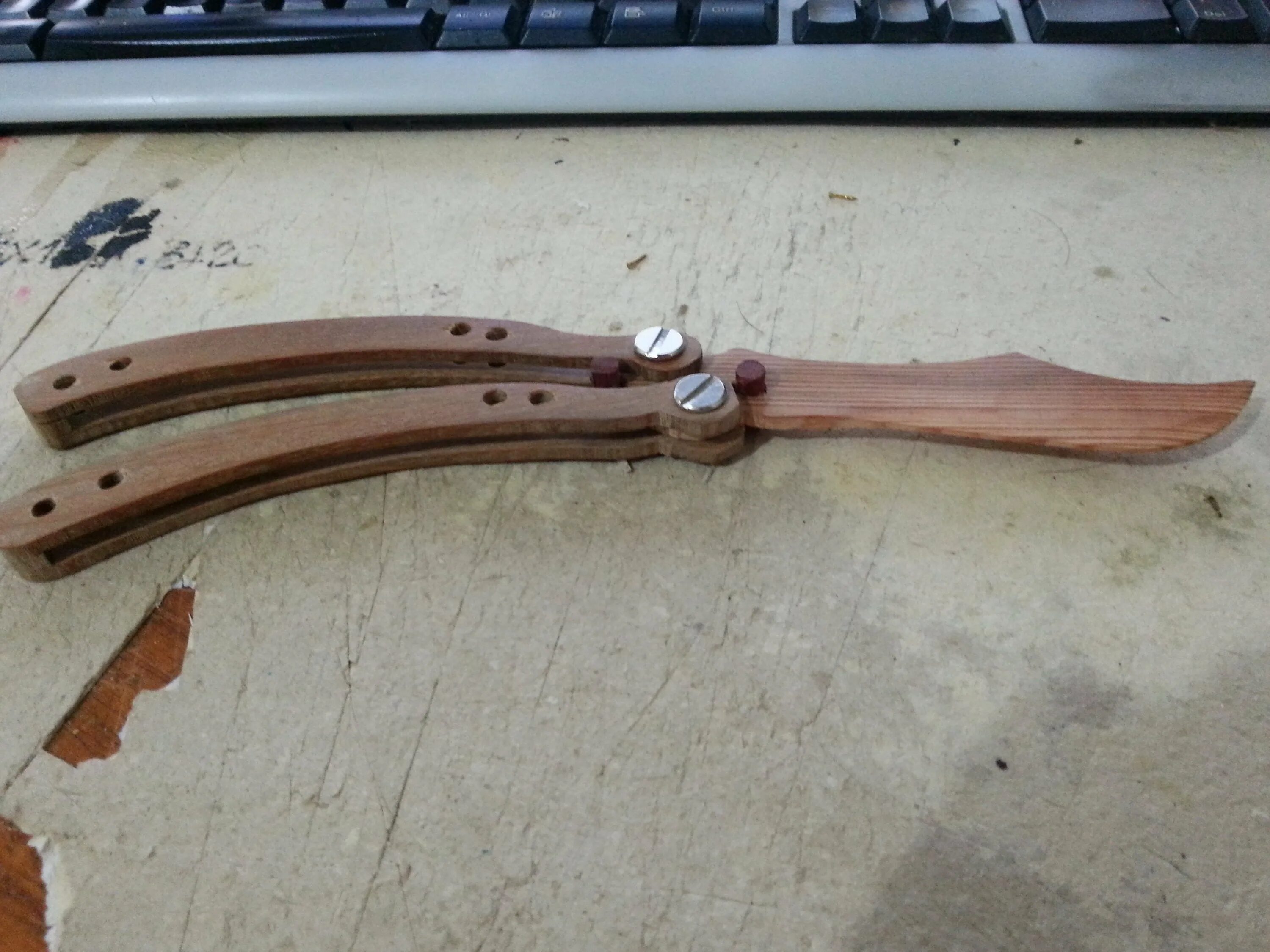 Как сделать нож бабочку из дерева. Нож бабочка балисонг чертеж. Нож бабочка из дерева своими руками. Нож бабочка бм 40. Как сделать нож бабочку из дерева.