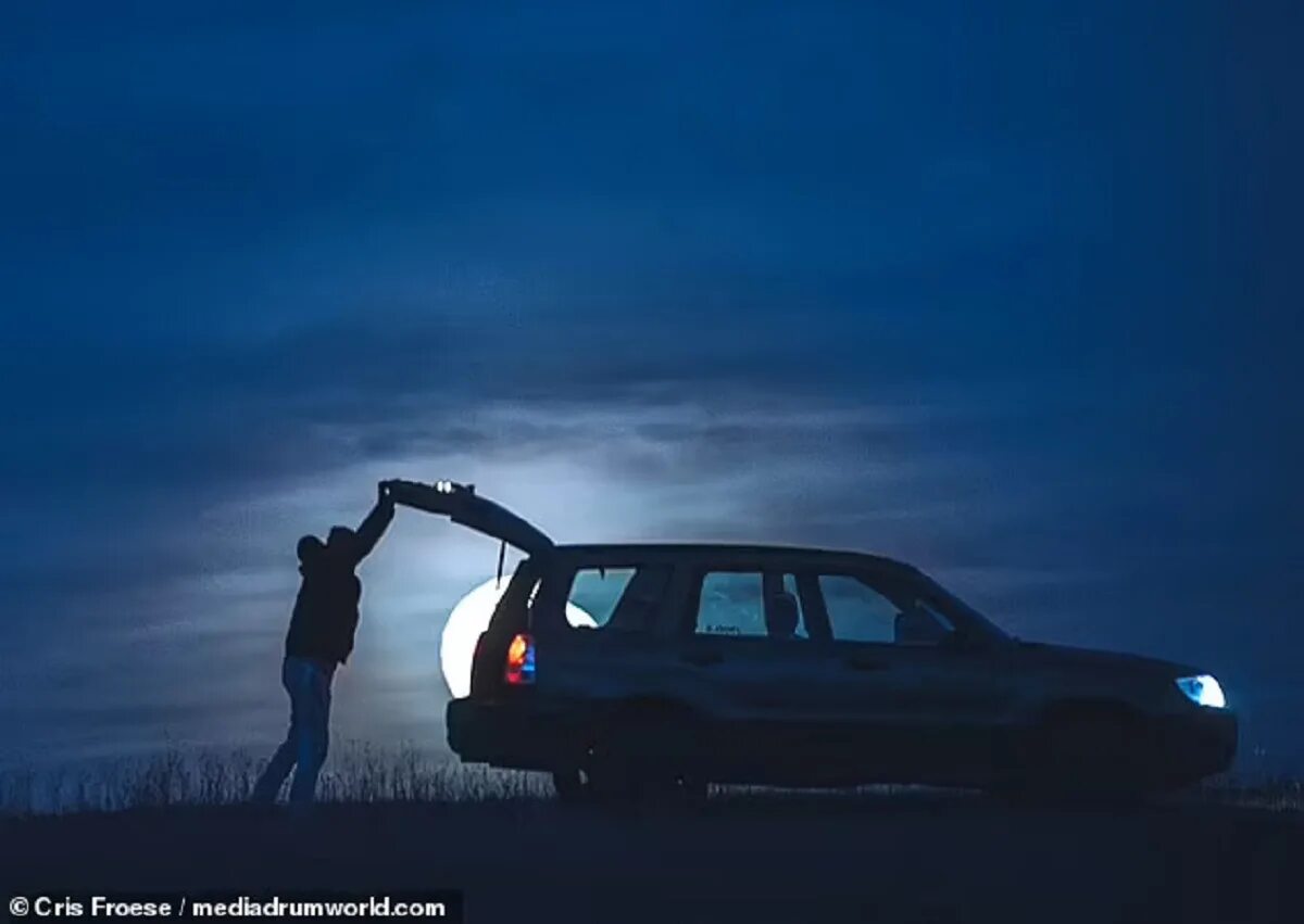 Украл луну. Луна в багажник ке машины. Subaru ночью. Похищение Луны. His car last night