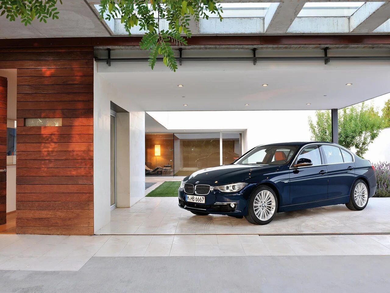 Машина рядом. Bmw i4 гараж. bmw f3 гаражи. машина в гараже. машина дом.