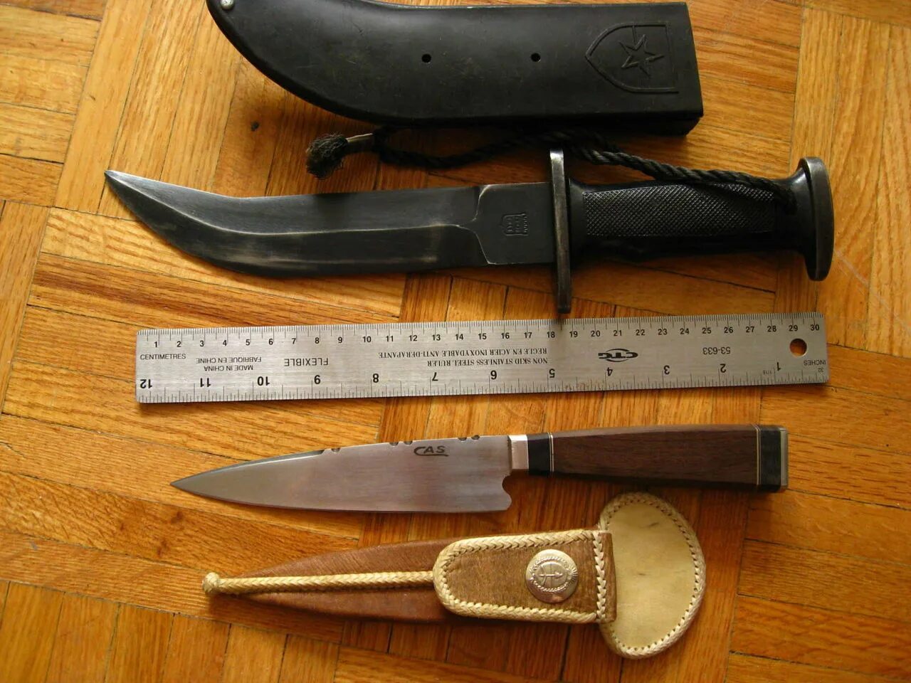 Нож ко 2. Скрещенные ножи. Нож меглина из сериала. Нож ко 2. Два ножа.