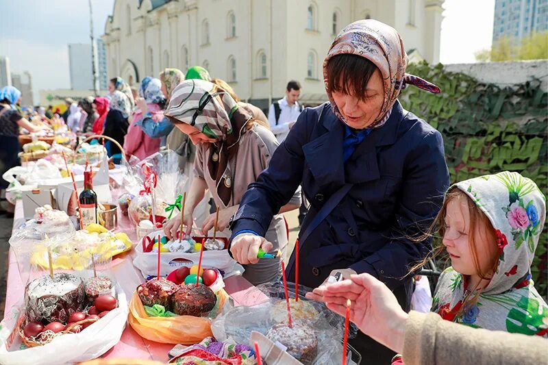 Освящение куличей на Пасху. Светят куличи. Освящение куличей и яиц в церкви. Пасха освящение куличей на улице.