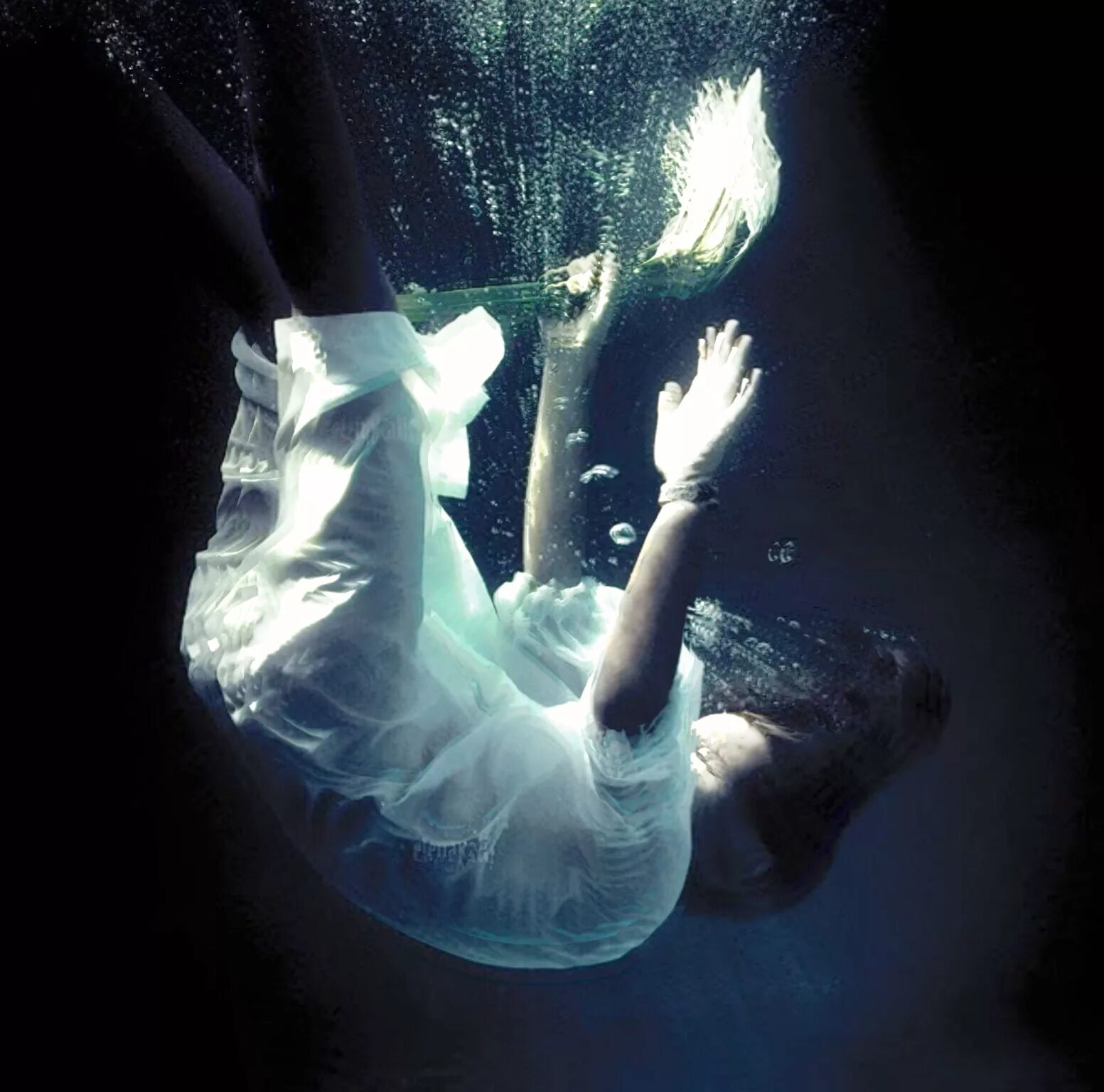 К чему снится тонуть. Тонет в воде. Погружение в сон. Мужчина под водой. Девушка под водой.