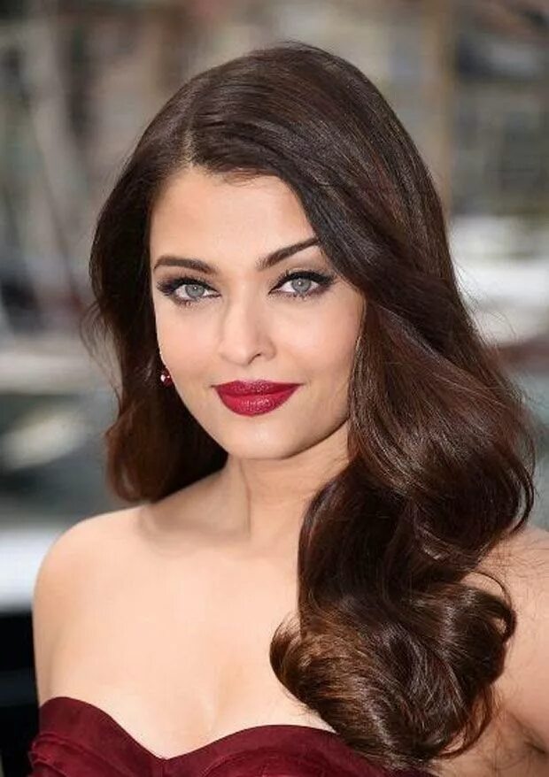 Китаянки которые выглядят моложе своих лет. Как бы выглядели звезды с другим цветом глаз. 40 летние выглядящие на 20. Айшвария рай баччан 1994. Люси лью в 20 и в 50 лет.