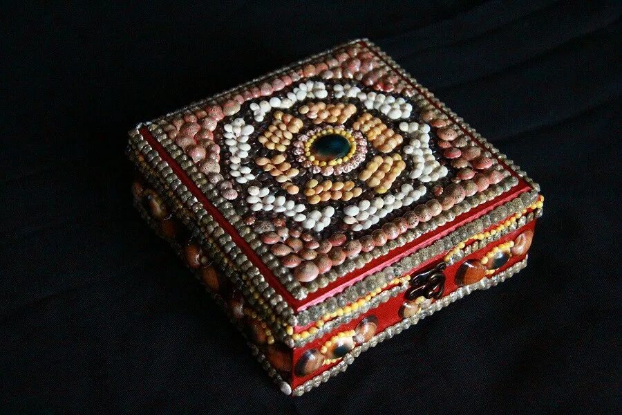 Вышивка ларец. Иллюстрации ларец рукоделия. Шкатулка из бисера. Смерть кощея в игле. Вышивка ларец.