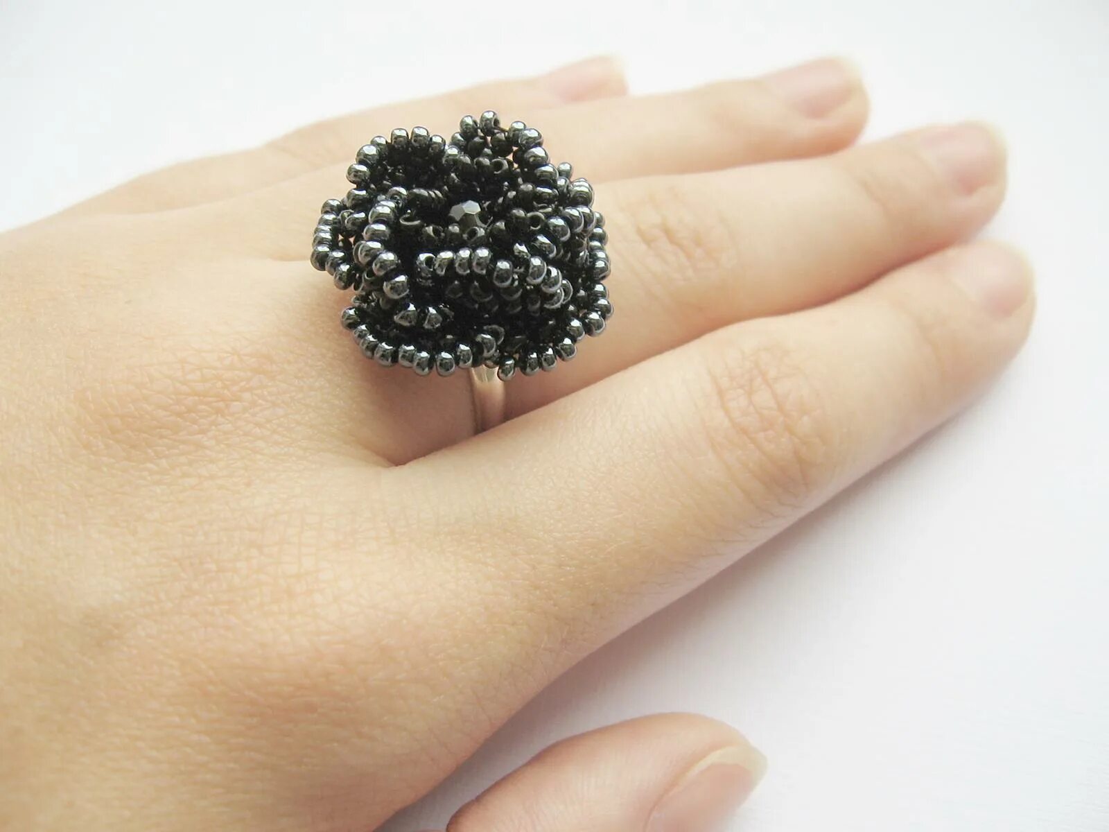 Расплывчатое кольцо из бисера. Кольцо из бисера миюки. Расплывчатое кольцо из бисера. Кольцо из бисера бантик. Плетение бисером кольцо.