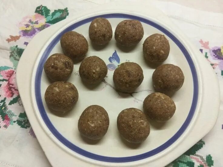Конфеты из тыквенных семечек. Конфеты из семян. конфетки из семечек. конфеты из семечек и фиников.