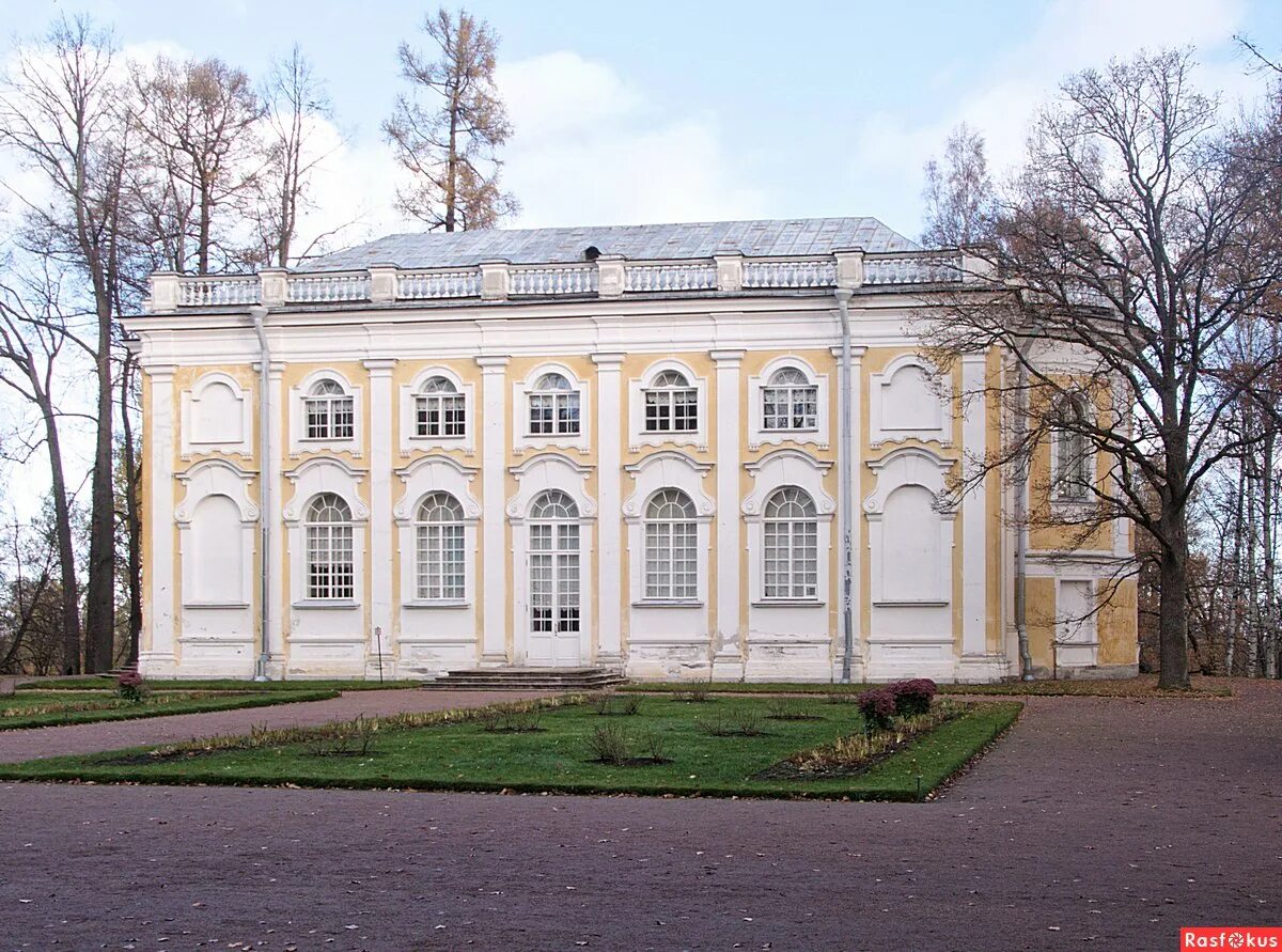 Медцентр ломоносов ораниенбаумский. Ораниенбаумский парк Каменное зало. Каменное зало в Ораниенбауме. Ораниенбаумский сад в СПБ. Дворцовые кладовые Ораниенбаумского дворца.