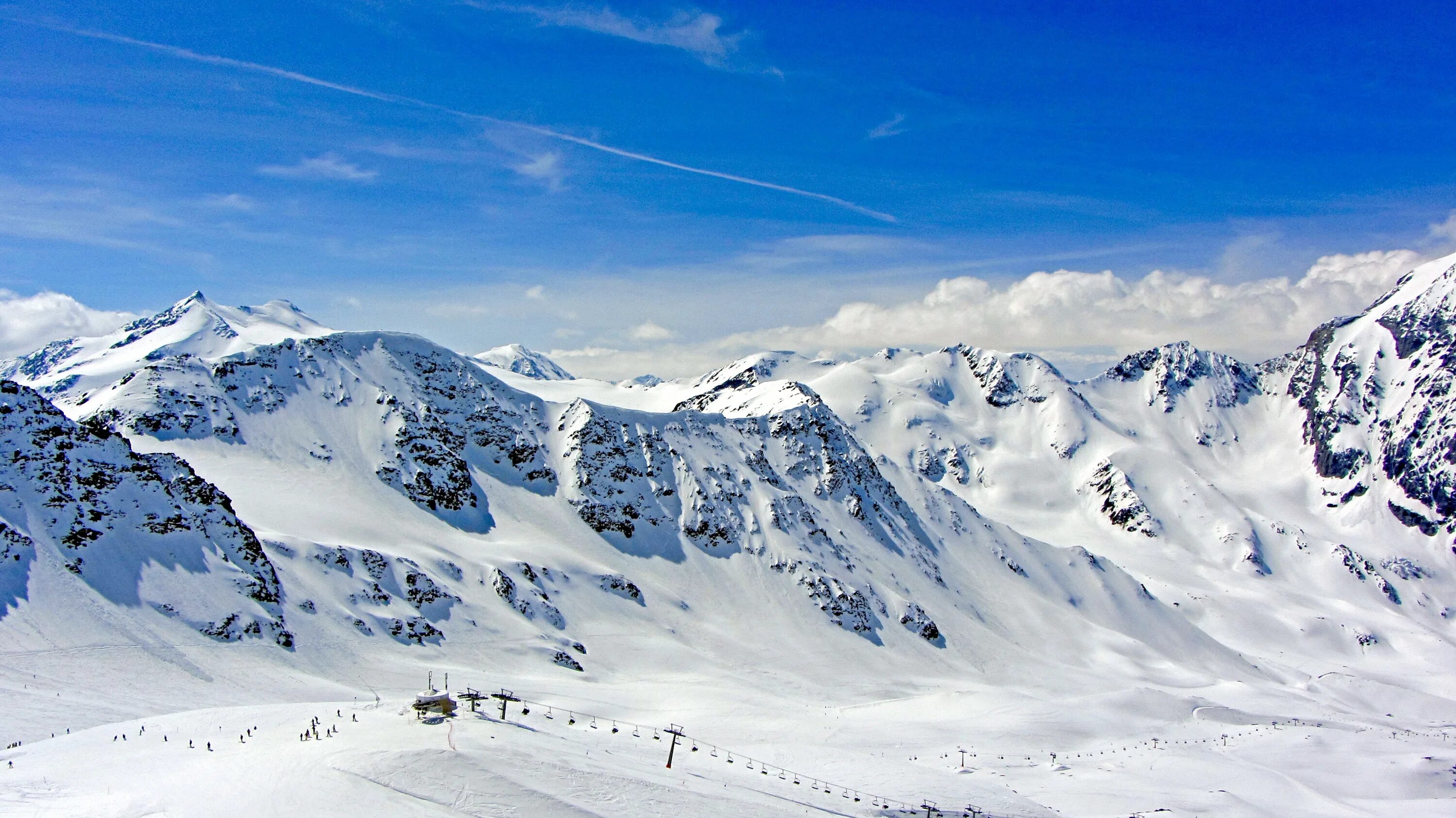 Курорт в альпах 6 букв сканворд. Эверест горнолыжка. Снежные горы в Турции. Горы зимой. Горный склон зимой.