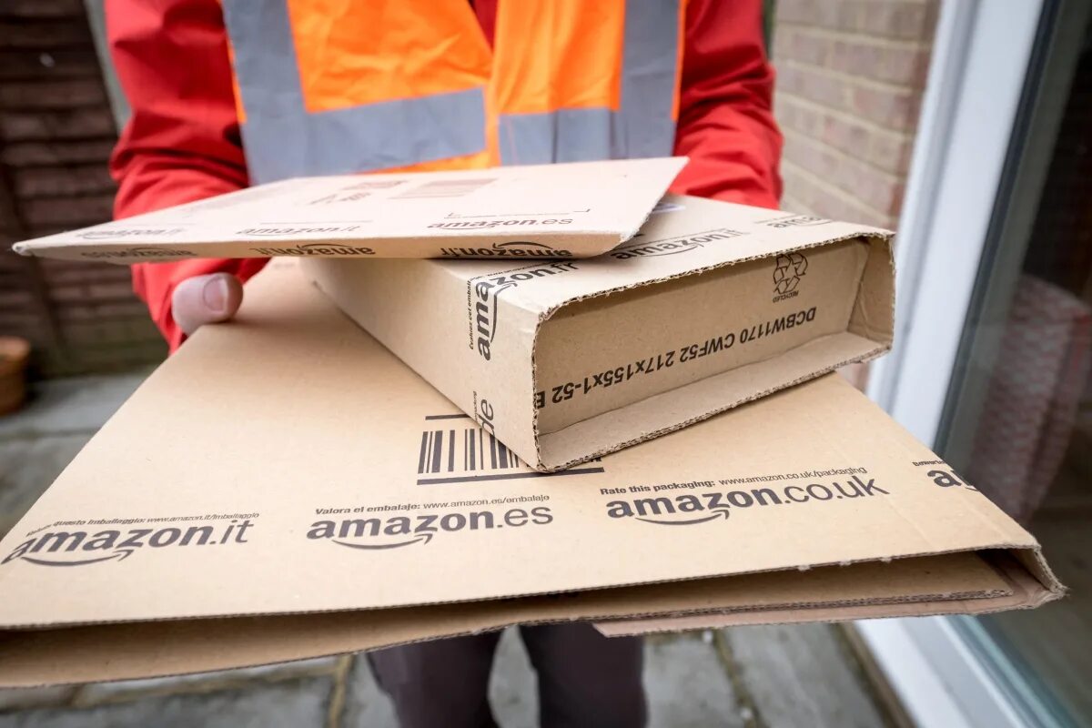 Амазон посылка. Amazon delivery. Amazon delivery Box. Amazon доставка коробка.