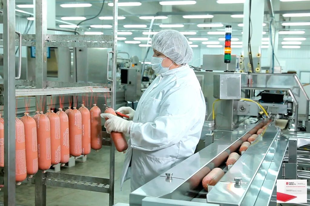 Укладчик упаковщик. Колбасный цех микоян. Продукция подсобных производств. Работник мясокомбината. Производственный цех.