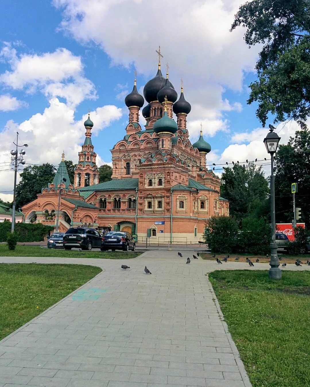 Монастырь сторож. Храм Живоначальной Троицы в Останкино. Храм Живоначальной Троицы в Москве. Троицкая Церковь Москва. Храм Живоначальной Троицы в Остафьево.