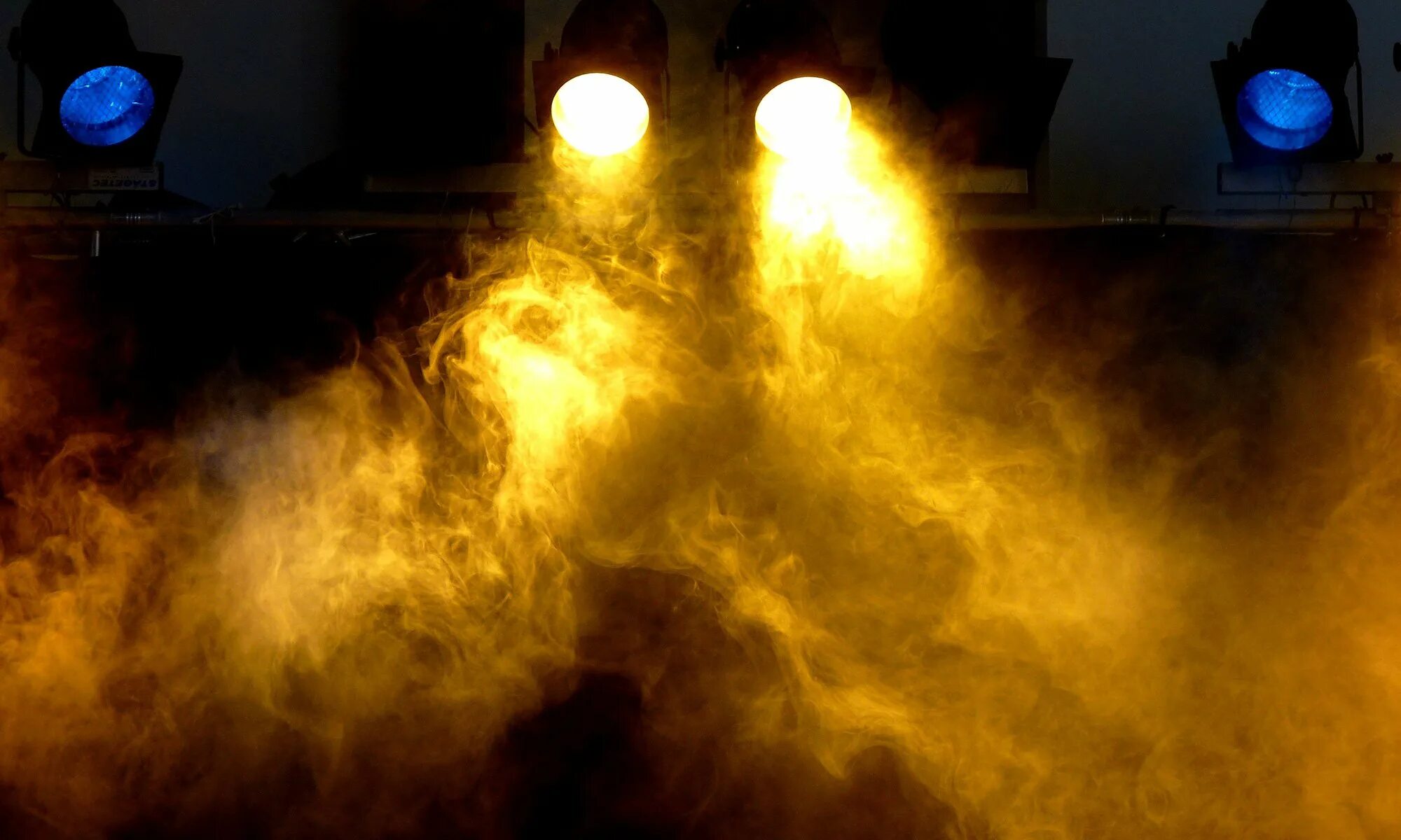 Лучи в дыму. Дым с освещением. Свет фонаря. Световой луч в дыму. Лучи в дыму.