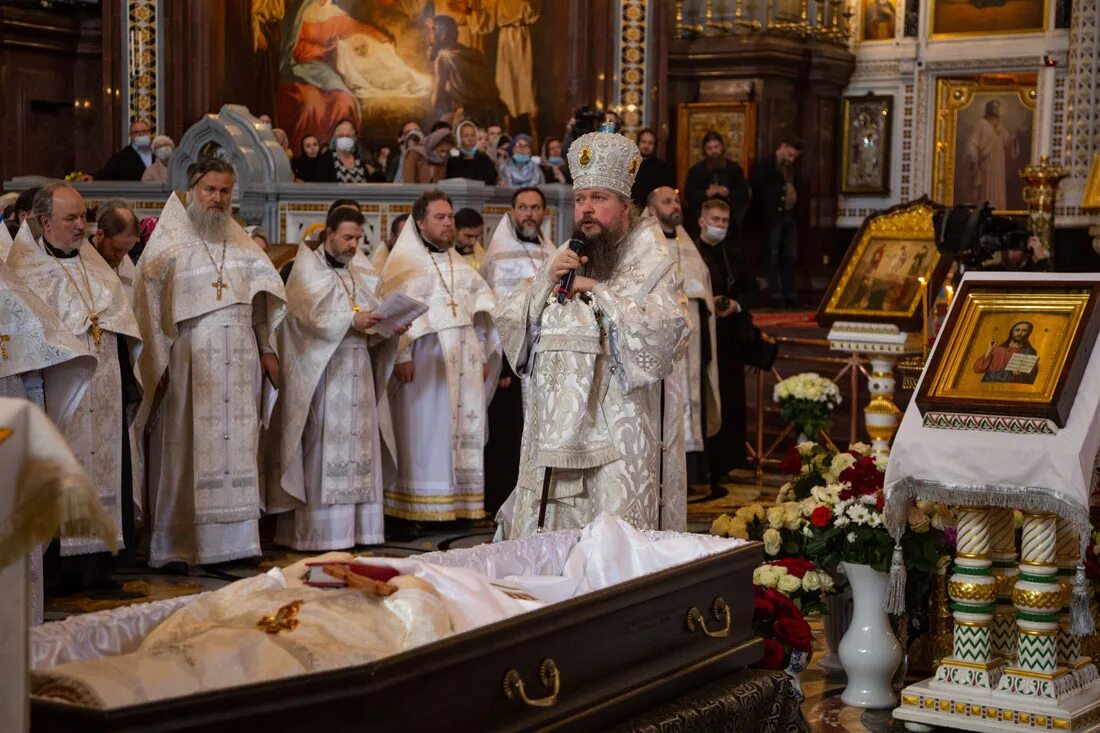 Священник. Отпевание батюшки михаила васильева. Похороны протоиерея димитрия смирнова. Священник на отпевании на кладбище. Панихида священника.