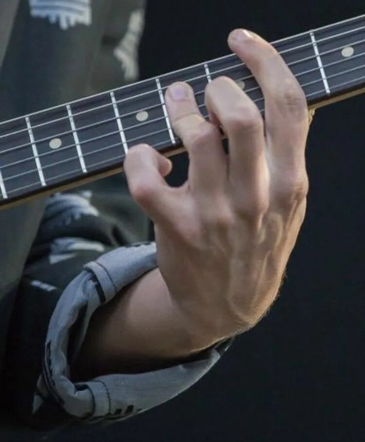 Руки гитариста. Эстетика гитариста. Гитара в руках. Электрогитара в руках.