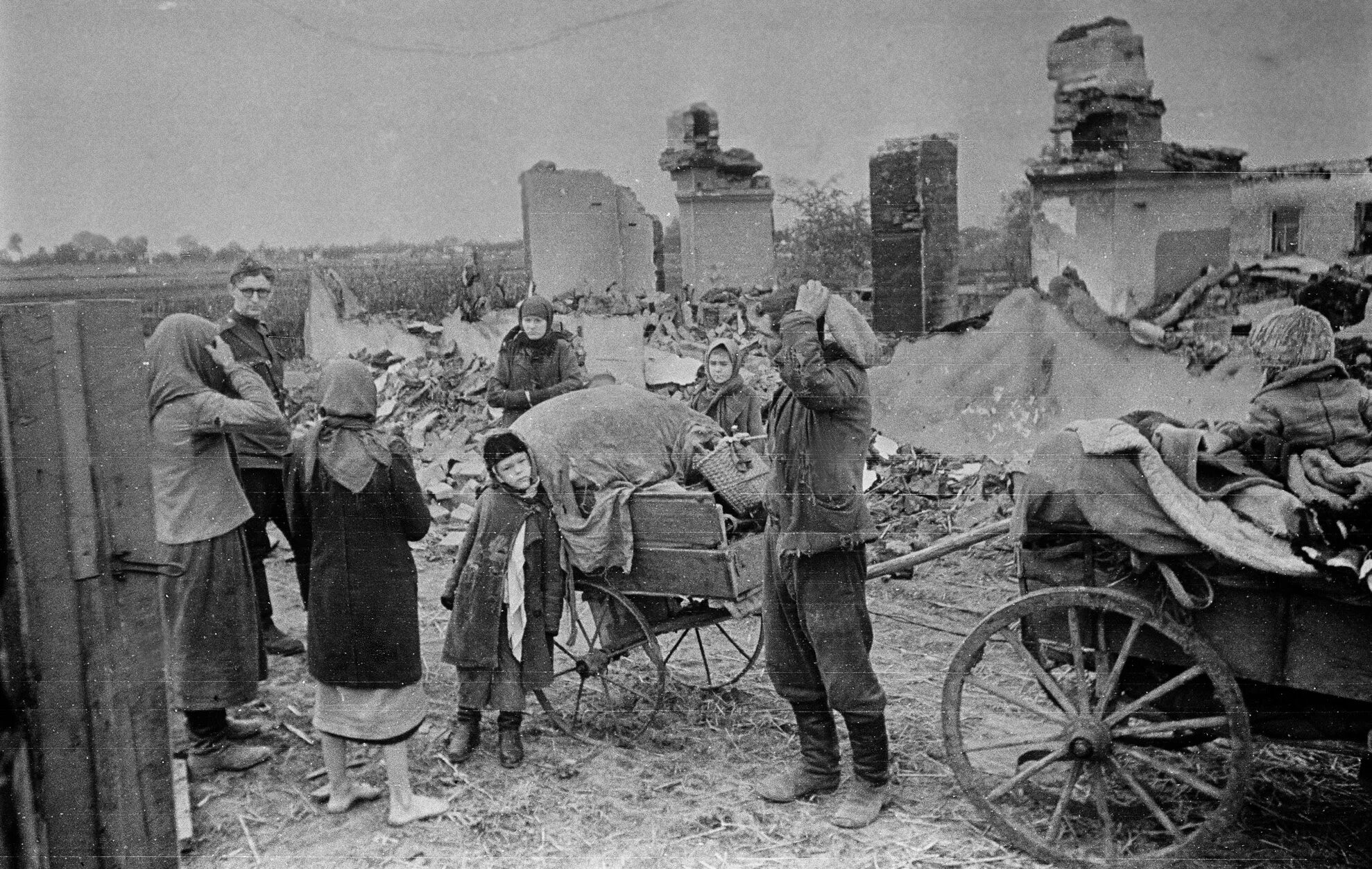 Жизнь во время войны и после. Оккупация Полтавской области в ВОВ. Разрушенная деревня 1945 ВОВ. Советская деревня после войны.