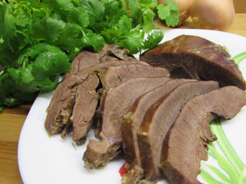 Как приготовить говяжьего сердце вкусно и быстро. Блюда из говяжьего сердца. блюда из свиного сердца. вареное сердце говяжье.