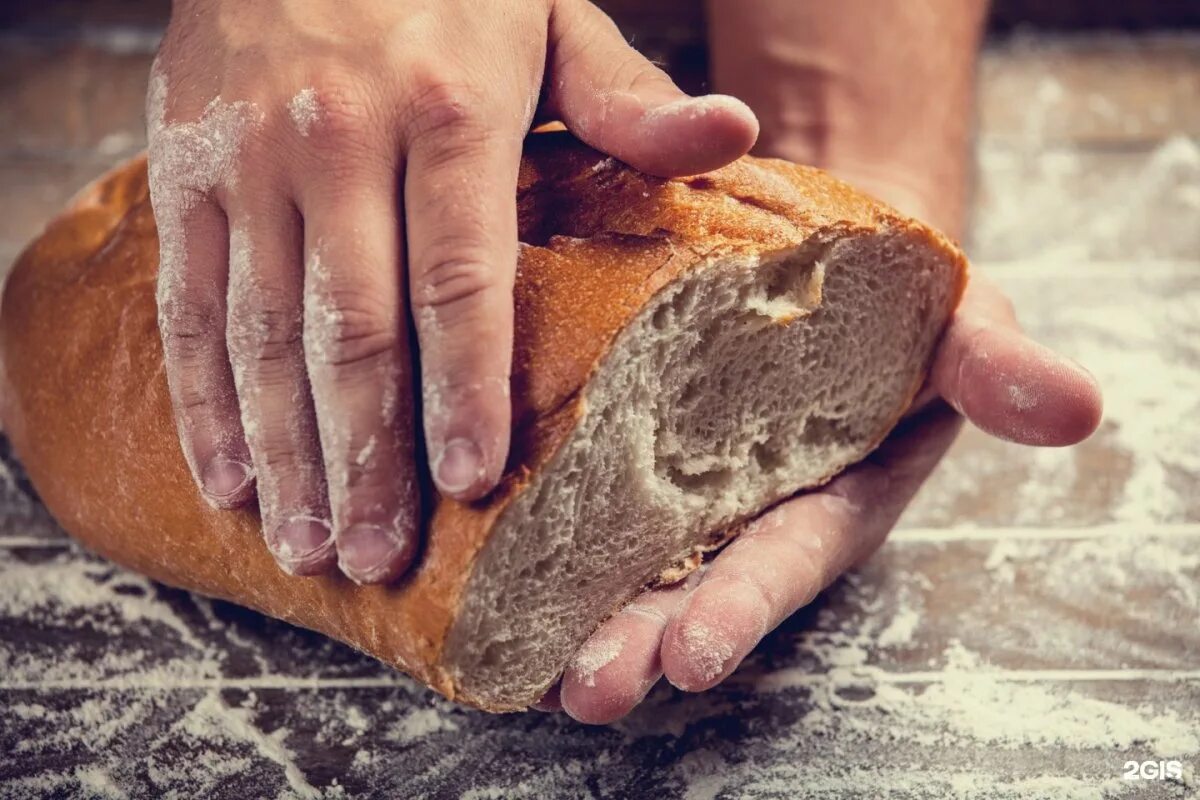 Необычный хлеб. Хлеб в руках. Фотосессия с хлебом. Хлеб в ладонях. Хлеб невкусный