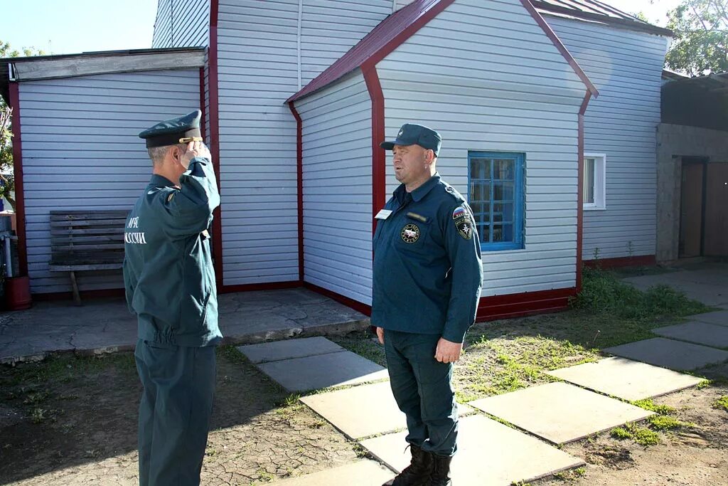 Пожарная охрана несение караульной службы. Постовой у фасада МЧС. Караульная служба в пожарной части. Помещения пожарной части. Караул МЧС.