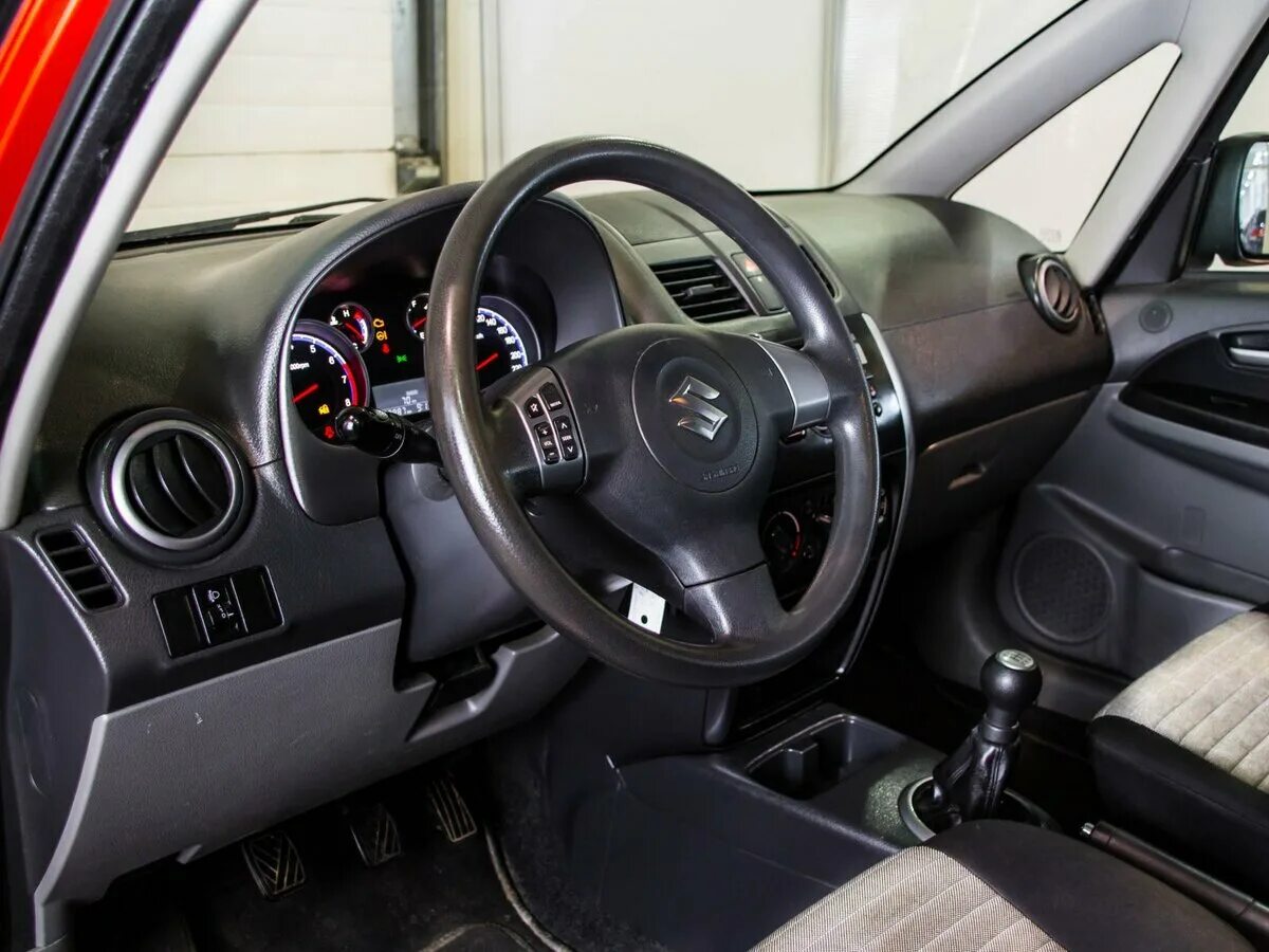 Купить сузуки в салоне. Suzuki sx4 Interior. Suzuki sx4 2010 салон. Suzuki sx4 салон. Suzuki sx4 i Classic салон.