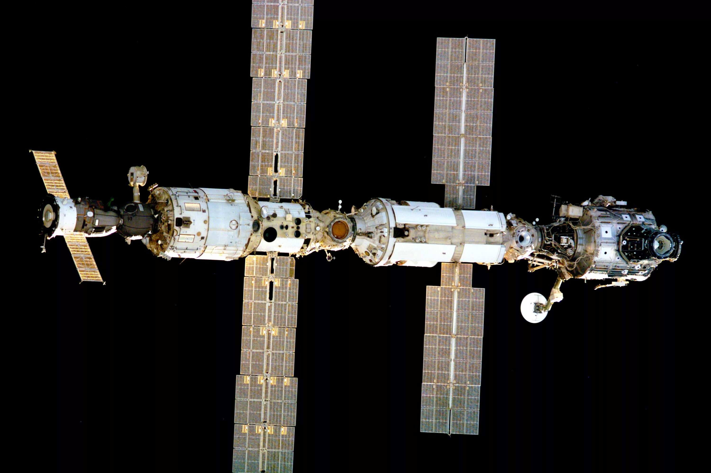 Как называется российская космическая станция. МКС 2000. Космический аппарат МКС. Международная Космическая станция МКС. Спутник НАСА станция МКС.