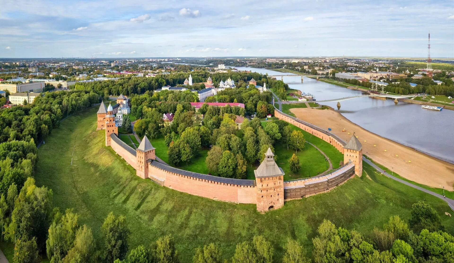 Новгород из санкт петербурга экскурсия 1 день. Новгородский Детинец Великий Новгород. Новгородский Кремль Детинец. Новгородский Детинец достопримечательности Великого Новгорода. Великий Новгород Кремль.