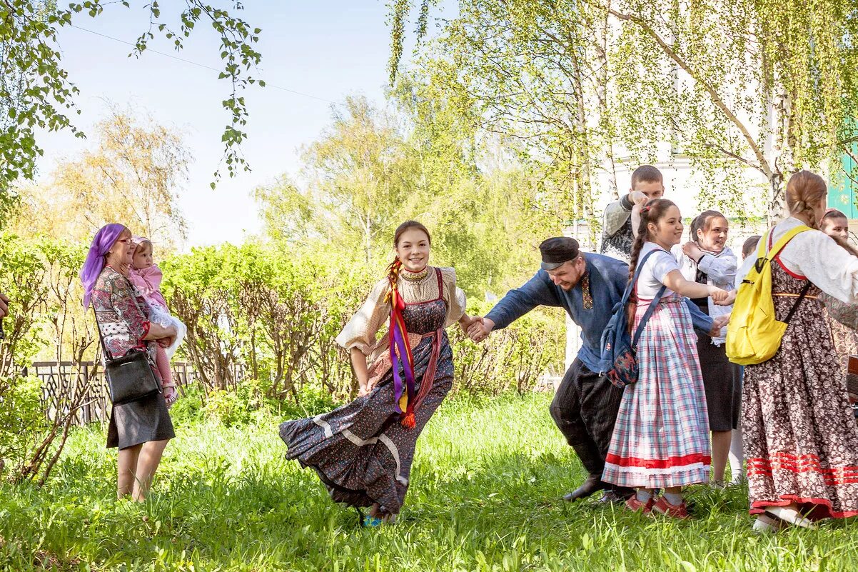 Праздник красная горка горка. Народные гуляния на красную горку. Красная горка в 2022 году. Деревенский праздник. Неделя красной горки