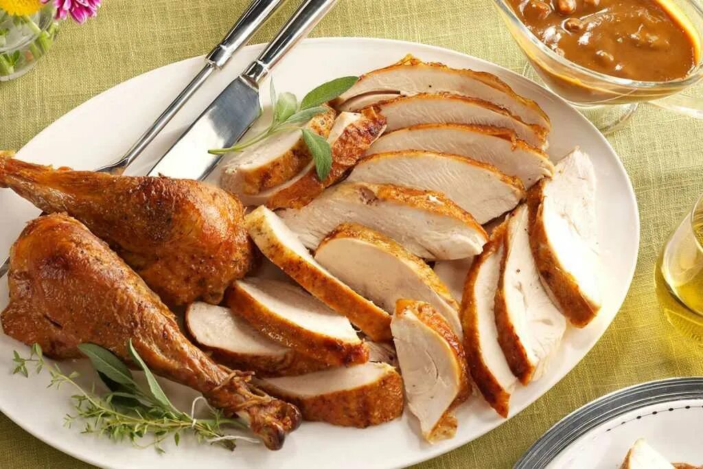 печеные отбивные из индейки. блюда из индейки. мясо индейки приготовленное. голень индейки в духовке. приготовить индейку дома.