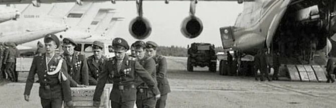 Груз летит домой на тюльпане песня. Цинковые гробы груз 200 афган. черный тюльпан груз 200. афган груз 200 черный тюльпан.