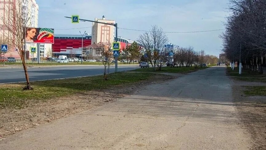 Пешеходный переход со светофором. Дорога в городе пешеход. Пешеходный переход фото. Светофор нижнекамск