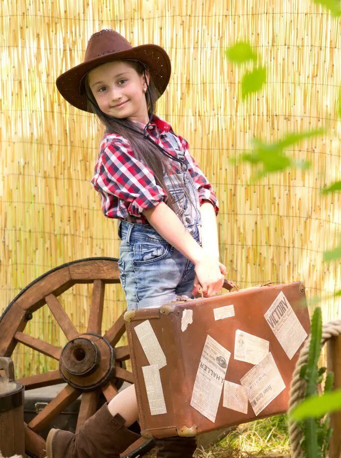 Country children. Детская одежда в ковбойском стиле. Фотосессия в ковбойском стиле для детей. Ковбойский образ детский. Стиль Кантри в одежде для детей.