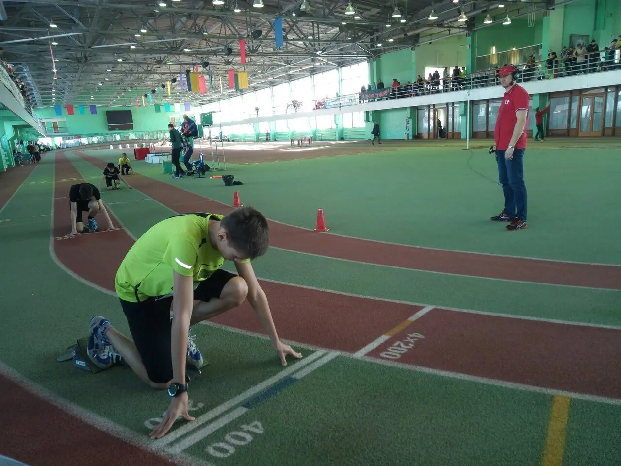 Сибирский нефтяник омск. Манеж сибирский нефтяник. Манеж нефтяник уфа. Сибирский нефтяник омск легкая атлетика. Манеж нефтяник.