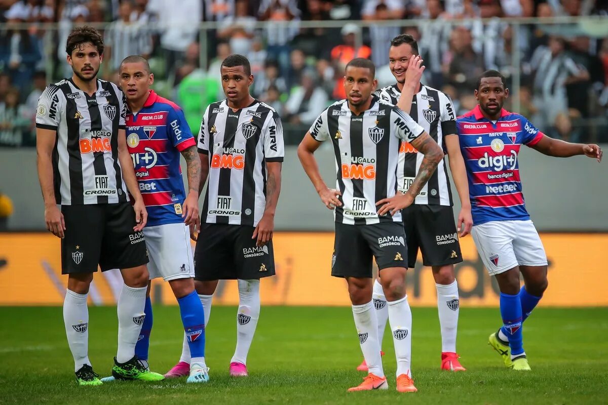 Америка минейро атлетико минейро. Атлетико Минейро. Футбольный клуб Atletico Mineiro. Атлетико Минейро состав 2013. Рубенс Атлетико Минейро.