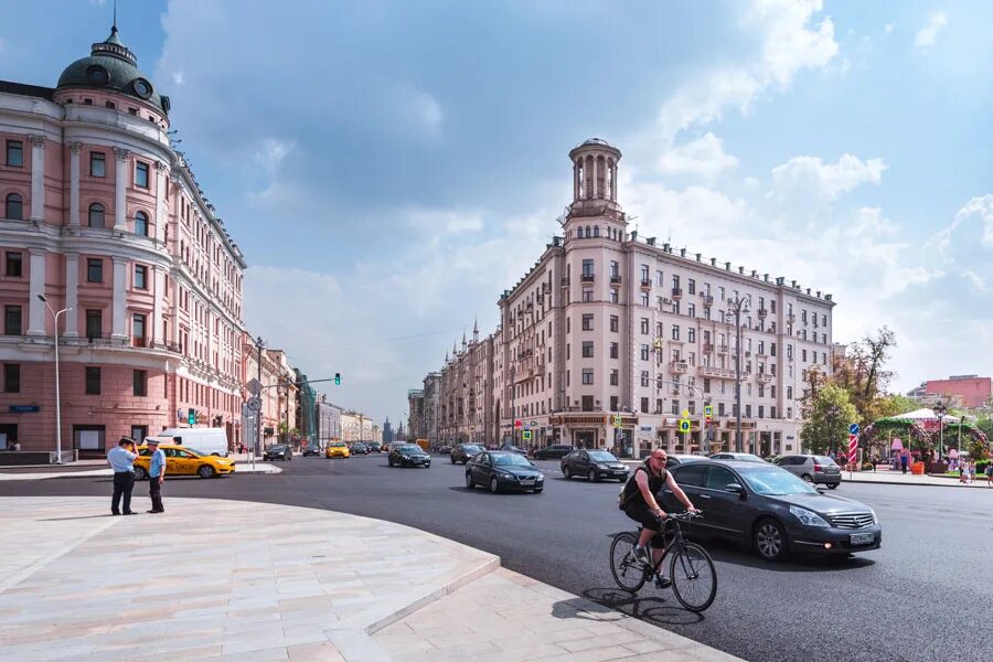 Улицы москвы лето. Тверская улица Москва. Тверская улица прогулка. Центр Москвы Тверская улица. Тверская улица достопримечательности.