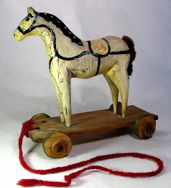 Лошадка основа. Деревянная игрушка лошадка старинные. лошадка на колесиках. игрушка деревянная лошадка на колесиках. деревянный конь игрушка.