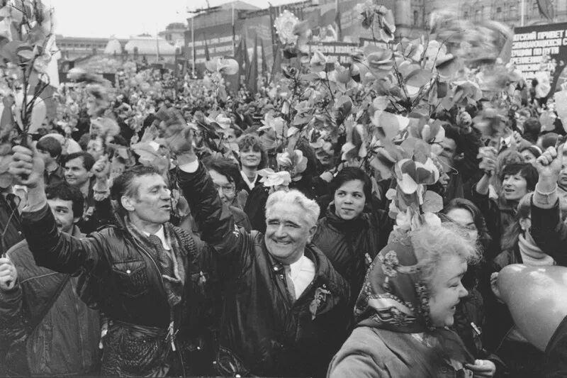 Советские люди. Счастливые советские люди. Советские люди радуются. Толпа советских людей.