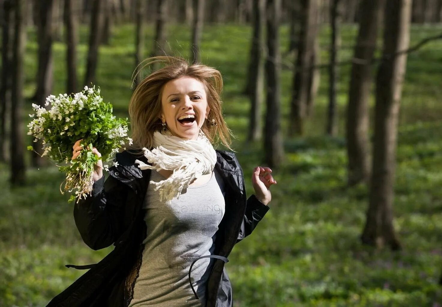 Во время весны люди. Радостная девушка. Счастливая девушка. Букет "женщине". Девушка в лесу с подснежниками.