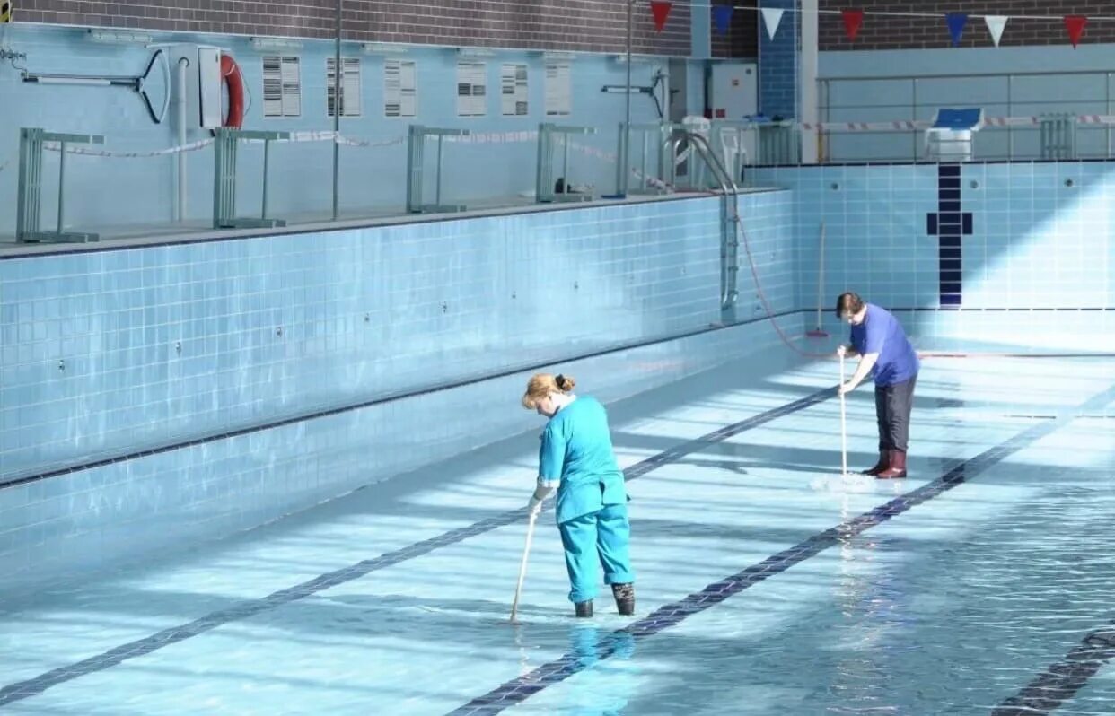 Закрыли в бассейне в воде. Закрытие бассейна. Бассейн закрыт. Персонал бассейна. Карантинный бассейн.