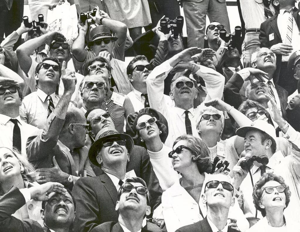 Man of crowds. Одна девка и толпа ретро. scared crowd retro. crowded men looking retro. ho many people on the foto nasa.
