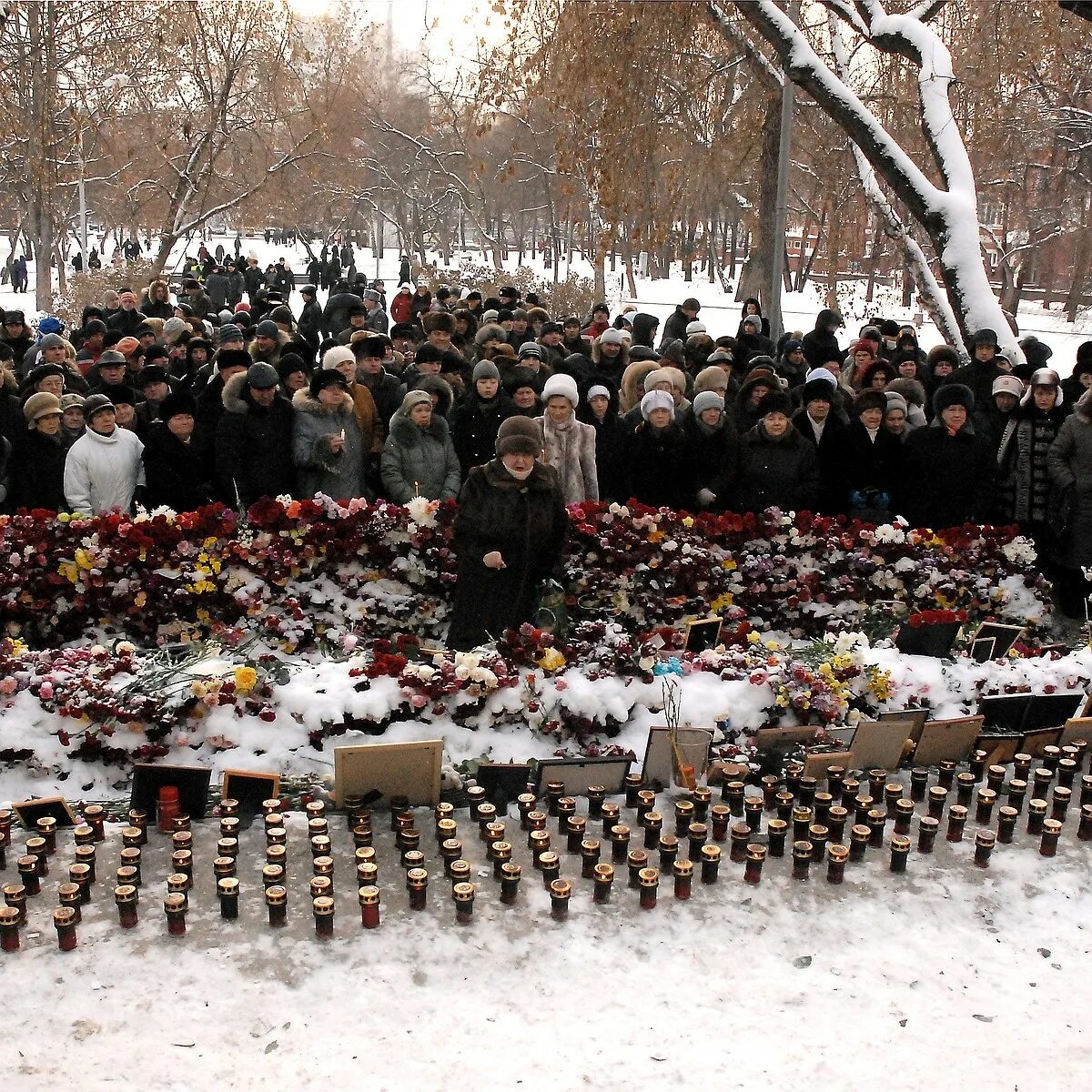 Хромая лошадь Пермь 5.12.2009. Трагедия в Перми Хромая лошадь. Могилы погибших в хромой лошади. Хромая лошадь Пермь фото погибших. 28 декабря 2009